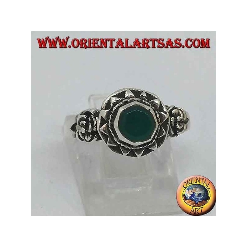 Anillo de plata con ágata verde octogonal rodeada de triángulos y rosa en los lados.
