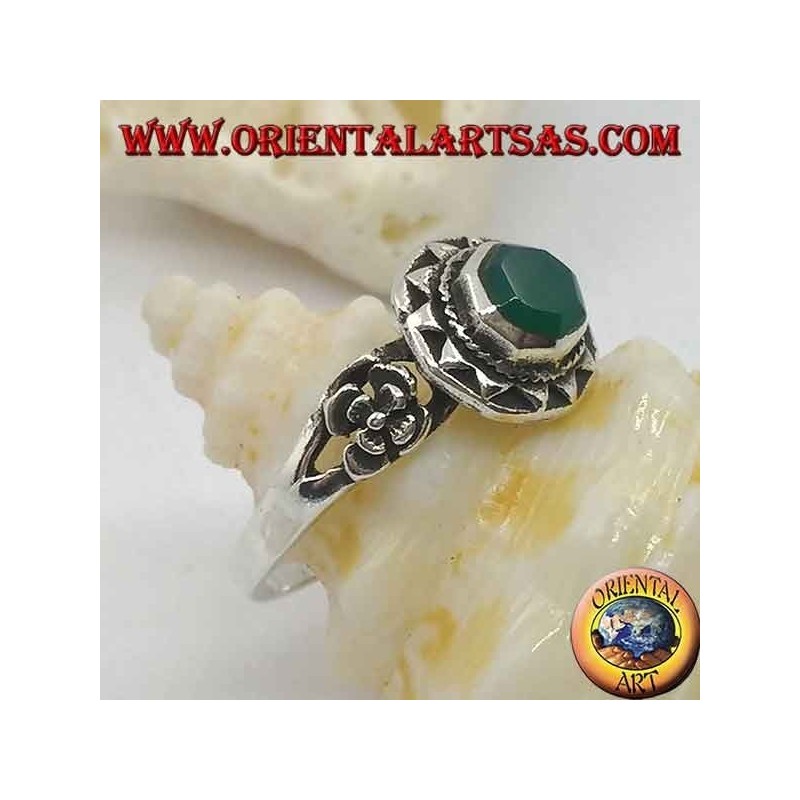 Anillo de plata con ágata verde octogonal rodeada de triángulos y rosa en los lados.