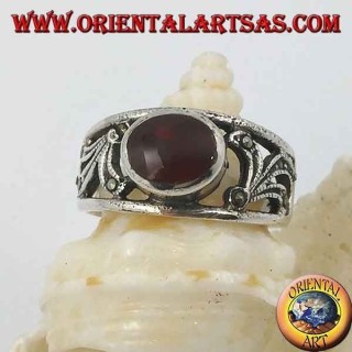 Bague en argent avec cornaline ovale horizontale et décoration florale perforée de marcassite
