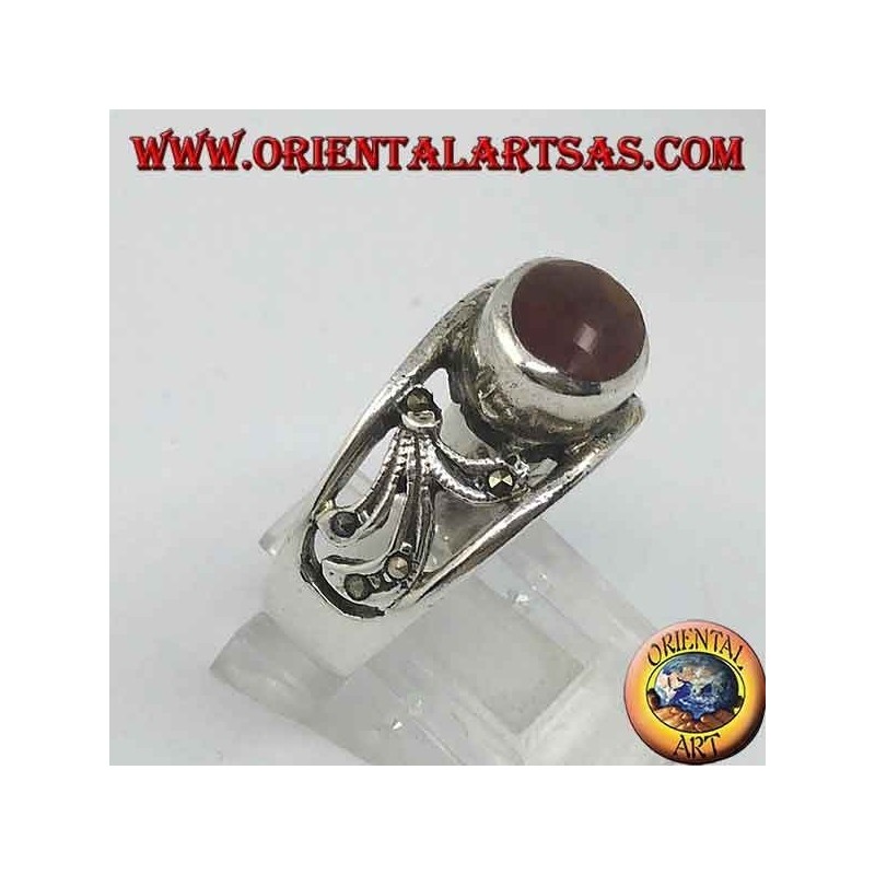 Silberring mit horizontalem ovalem Karneol und mit Markasit perforiertem Blumendekor