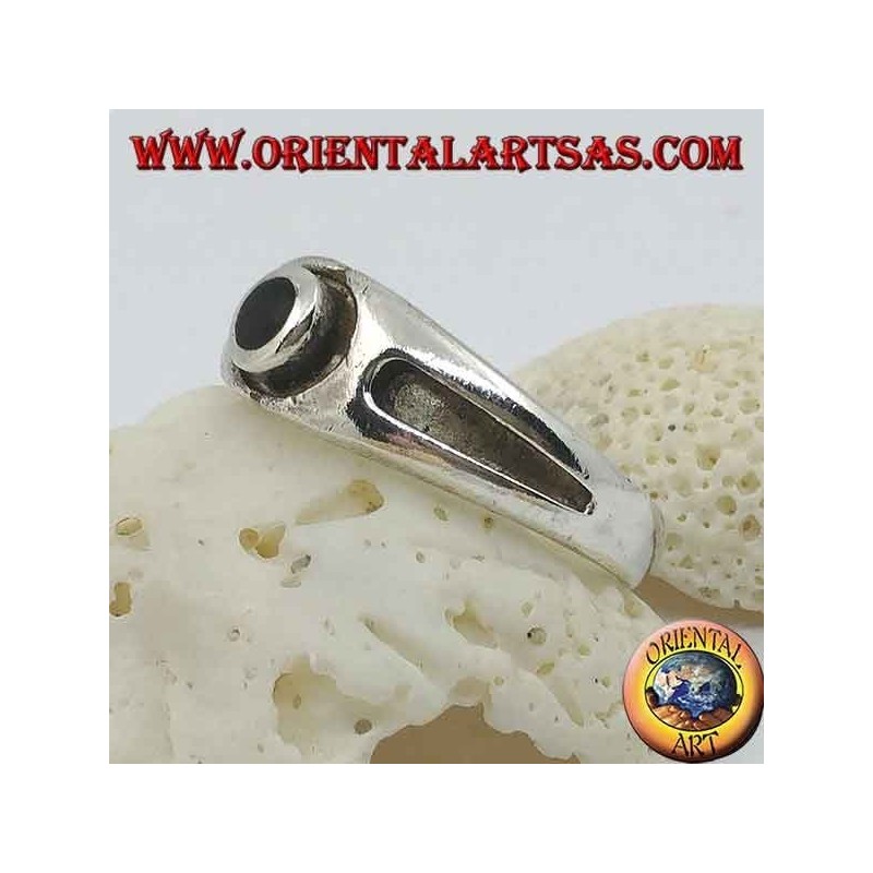 Anillo de plata con ónix redondo y una gruesa línea de bajo relieve en los lados.