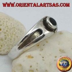 Bague en argent avec onyx rond et ligne de bas-relief épais sur les côtés