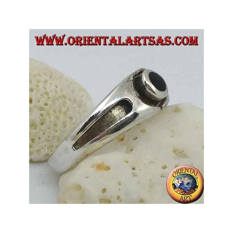 Bague en argent avec onyx rond et ligne de bas-relief épais sur les côtés