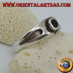 Silberring mit rundem Onyx und dicker Relieflinie an den Seiten