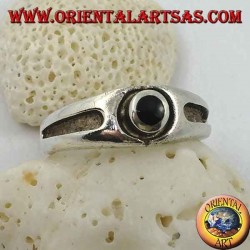 Silberring mit rundem Onyx und dicker Relieflinie an den Seiten