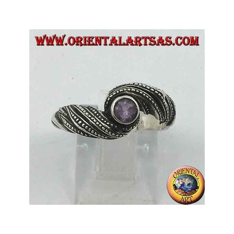 Anillo de plata con amatista redonda natural en un entrelazado de hilos
