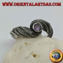 Anillo de plata con amatista redonda natural en un entrelazado de hilos