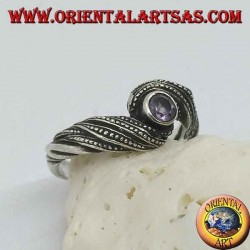 Anillo de plata con amatista redonda natural en un entrelazado de hilos