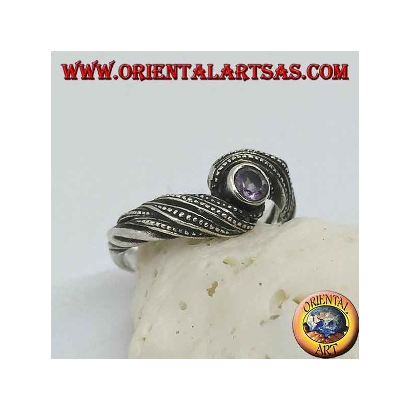 Anello in argento con ametista tonda naturale in un intreccio di fili