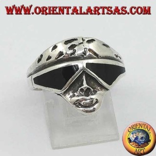 Bague en argent en forme de visage de motard avec des lunettes de soleil avec des verres en onyx