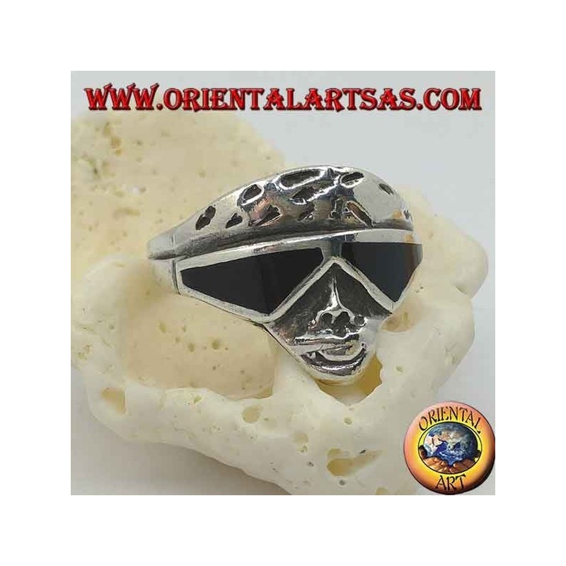 Anillo de plata con forma de cara de motociclista con gafas de sol con lentes de ónice