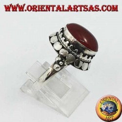 Bague en argent avec bord haut avec cornaline cabochon ovale