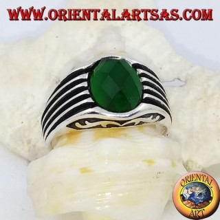 Anillo de plata con circonita verde ovalada facetada y rayas de alto relieve.
