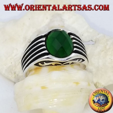 Anello in argento con zircone verde ovale sfaccettato e righe in altorilievo 