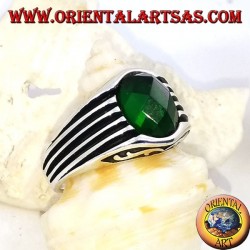 Silberring mit facettiertem ovalem grünem Zirkon und hochreliefierten Streifen