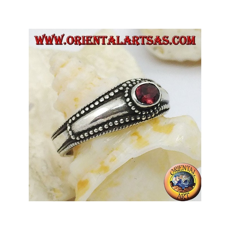 Anello in argento con granato ovale orizzontale e decorazione a palline