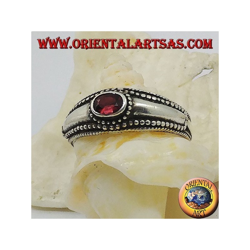 Anillo de plata con granate ovalado horizontal y decoración de bolas.