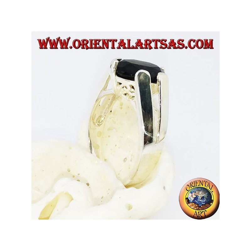 Anello in argento con onice ovale sfaccettata incastonata