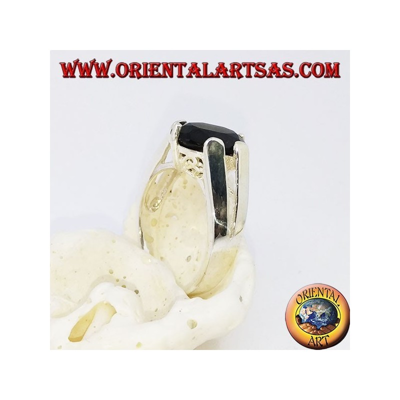 Bague en argent avec onyx ovale facetté