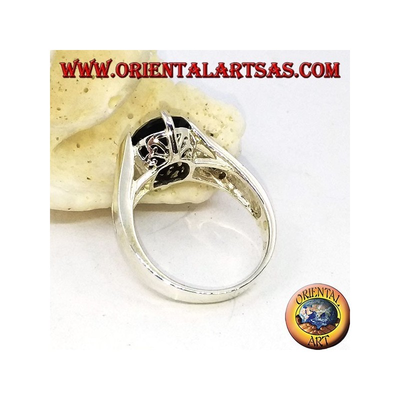 Bague en argent avec onyx ovale facetté