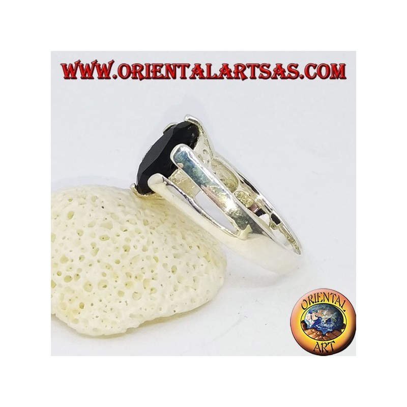 Anillo de plata con conjunto de ónix facetado ovalado.