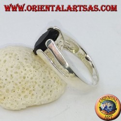 Anillo de plata con conjunto de ónix facetado ovalado.