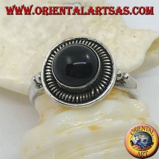 Bague en argent avec onyx cabochon rond entouré de rayures