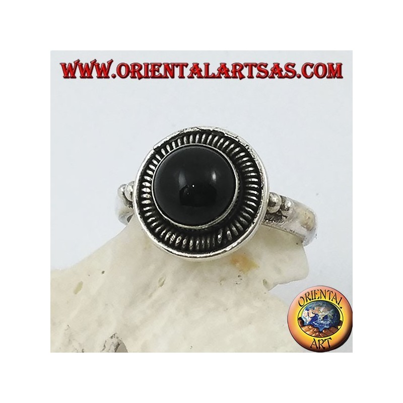 Bague en argent avec onyx cabochon rond entouré de rayures