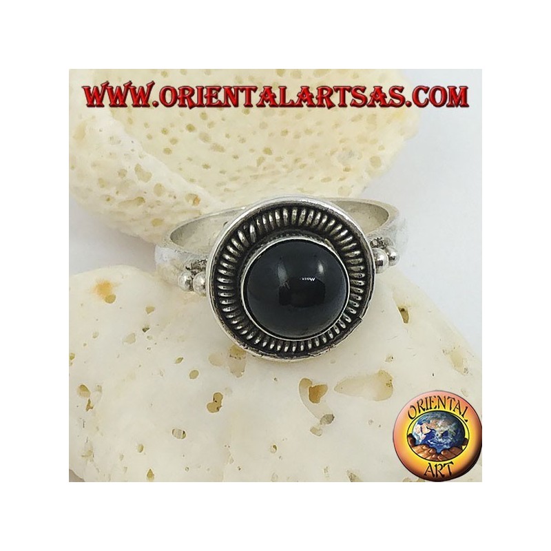 Anello in argento con onice tonda a cabochon contornata da righe
