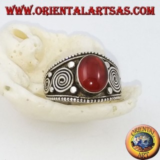 Anello in argento con corniola ovale e spirali sui lati