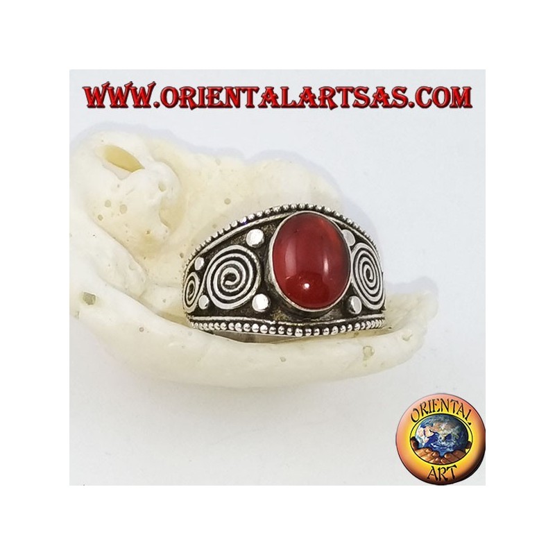 Anello in argento con corniola ovale e spirali sui lati