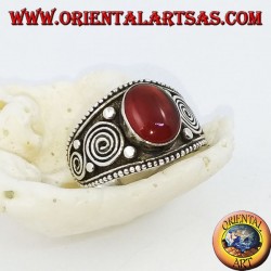 Anillo de plata con cornalina ovalada y espirales en los laterales.