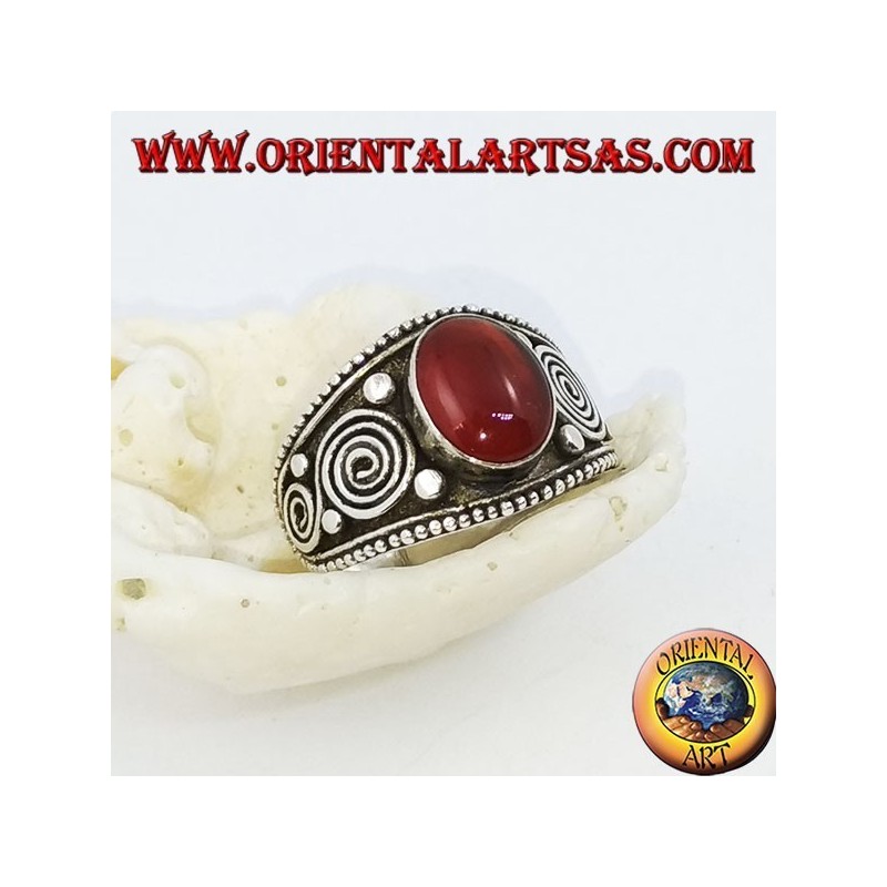 Anello in argento con corniola ovale e spirali sui lati