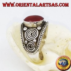 Anillo de plata con cornalina ovalada y espirales en los laterales.