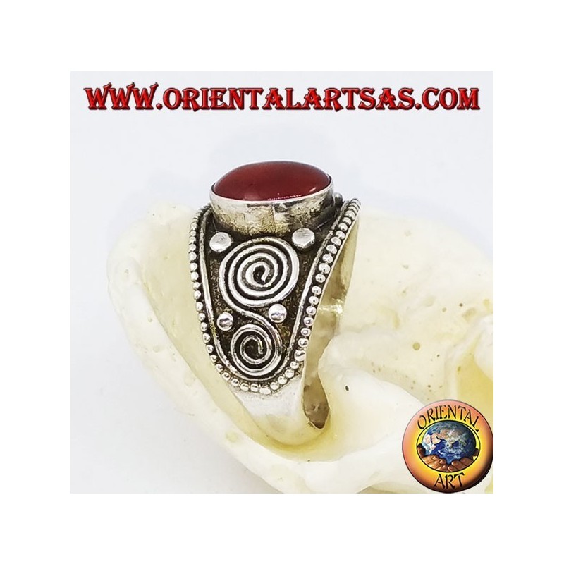 Bague en argent avec cornaline ovale et spirales sur les côtés