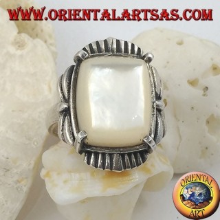Anello in argento con madreperla rettangolare smussata incastonata su montatura rigata