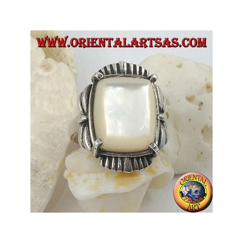 Silberring mit abgeschrägtem rechteckigem Perlmutt auf einem gestreiften Rahmen