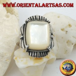 Bague en argent avec nacre rectangulaire biseautée sertie sur un cadre rayé