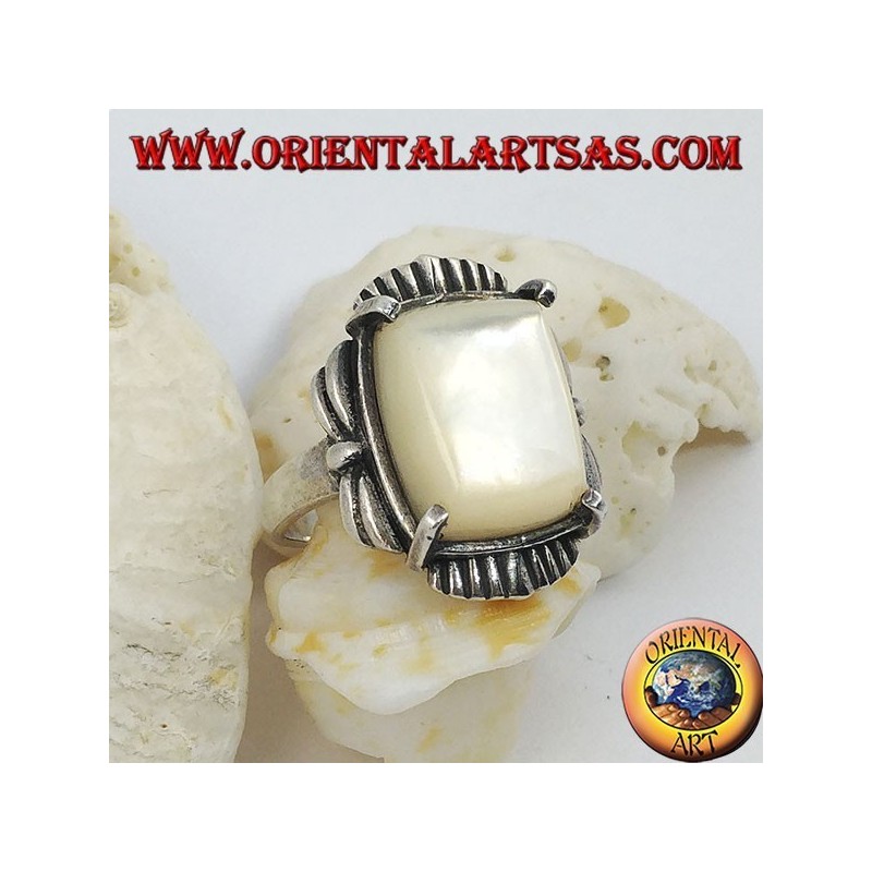 Anillo de plata con madreperla rectangular biselada engastada en un marco rayado