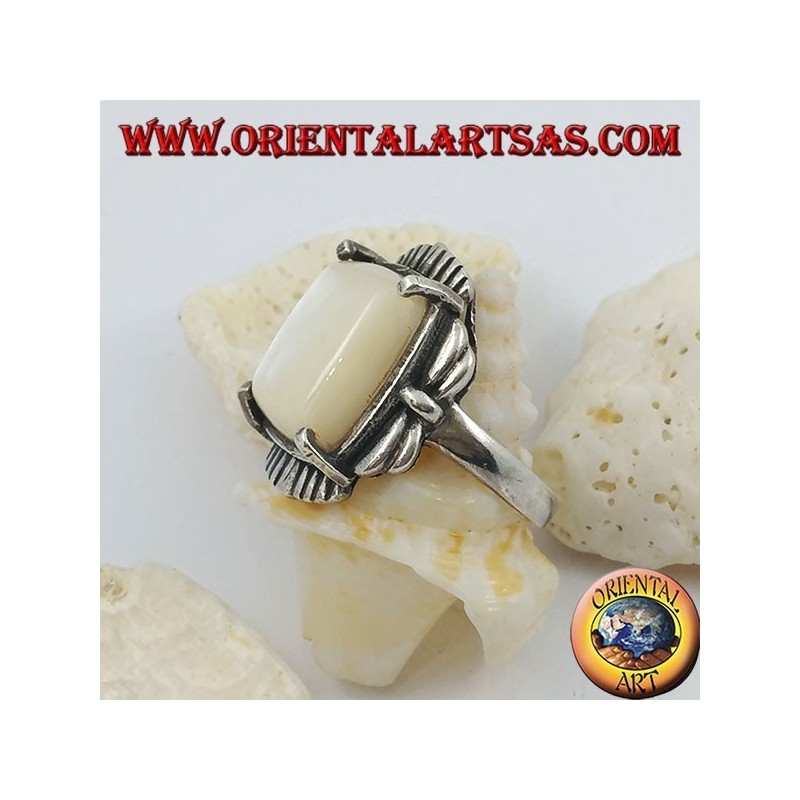 Anillo de plata con madreperla rectangular biselada engastada en un marco rayado