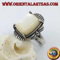 Bague en argent avec nacre rectangulaire biseautée sertie sur un cadre rayé