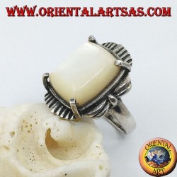 Bague en argent avec nacre rectangulaire biseautée sertie sur un cadre rayé