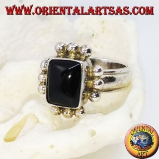 Anello in argento con onice rettangolare e fila di tre palline su ogni lato