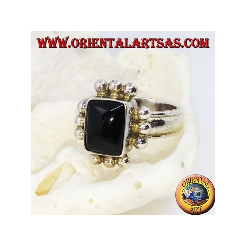 Bague en argent avec onyx rectangulaire et rangée de trois boules de chaque côté