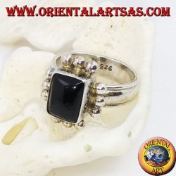 Bague en argent avec onyx rectangulaire et rangée de trois boules de chaque côté