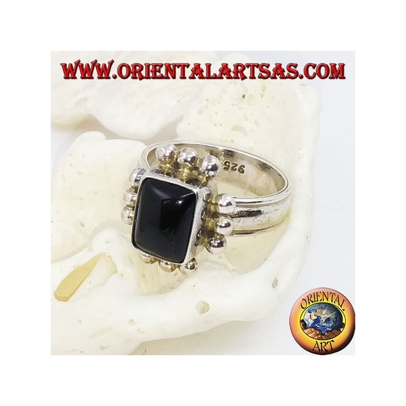 Anillo de plata con ónix rectangular y fila de tres bolas a cada lado.