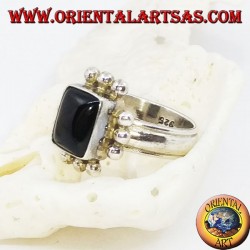 Bague en argent avec onyx rectangulaire et rangée de trois boules de chaque côté