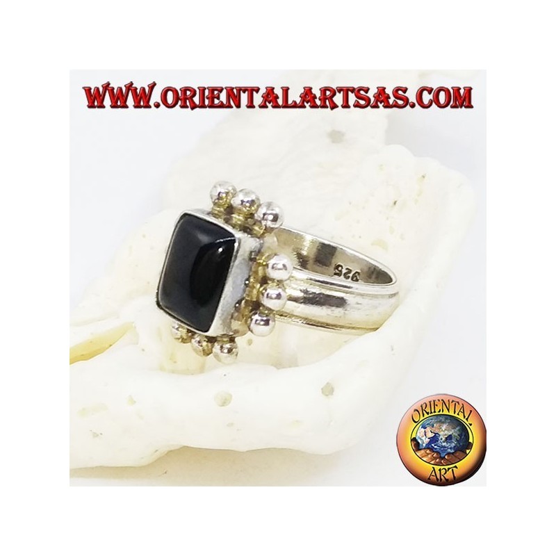 Anillo de plata con ónix rectangular y fila de tres bolas a cada lado.