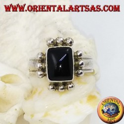Silberring mit rechteckigem Onyx und einer Reihe von drei Kugeln auf jeder Seite
