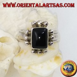 Bague en argent avec onyx rectangulaire et rangée de trois boules de chaque côté